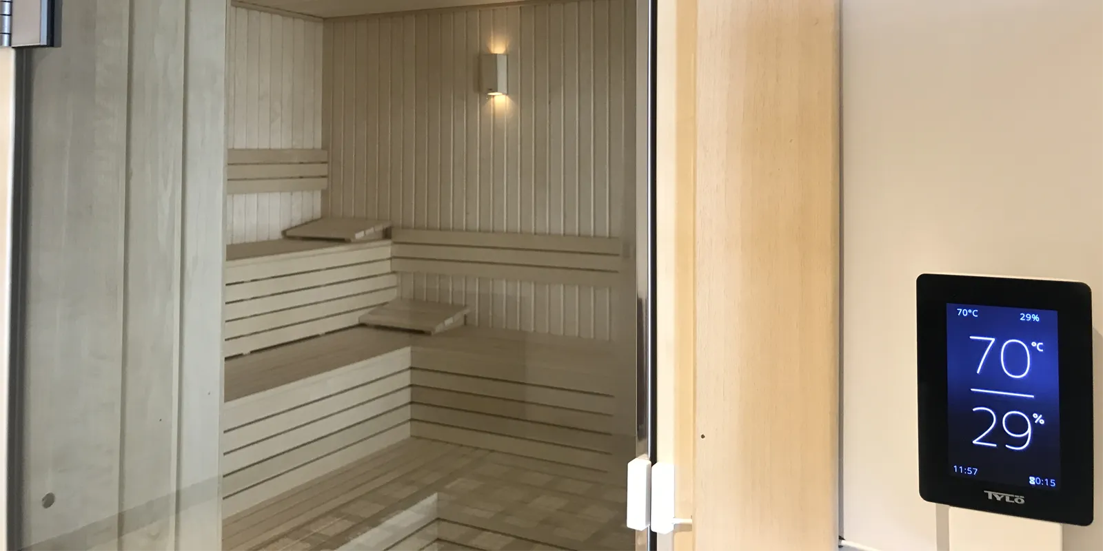 Cam kapılı sauna girişi ve kontrol paneli