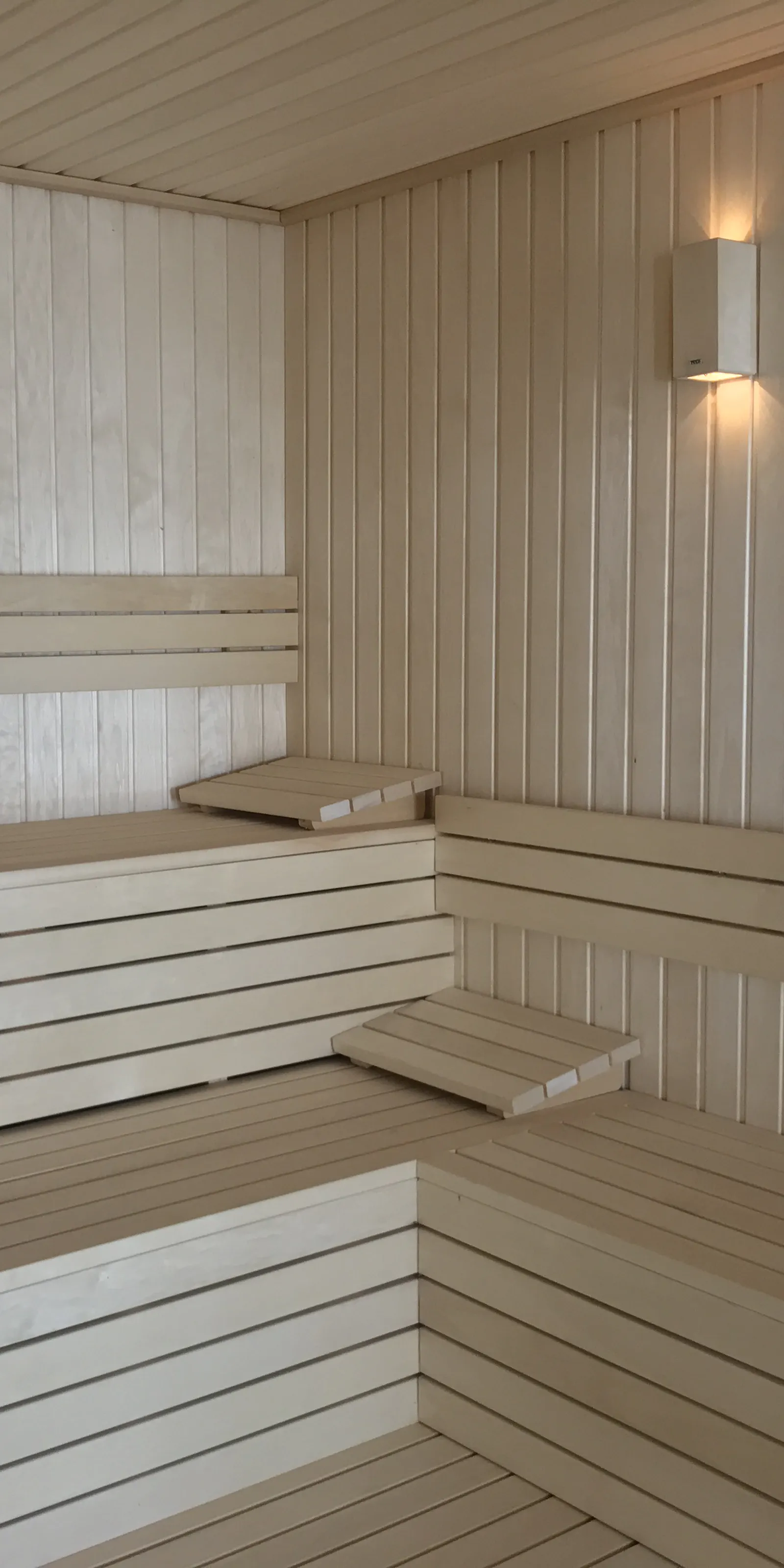 Sauna oturma grubu ve duvar aydınlatması